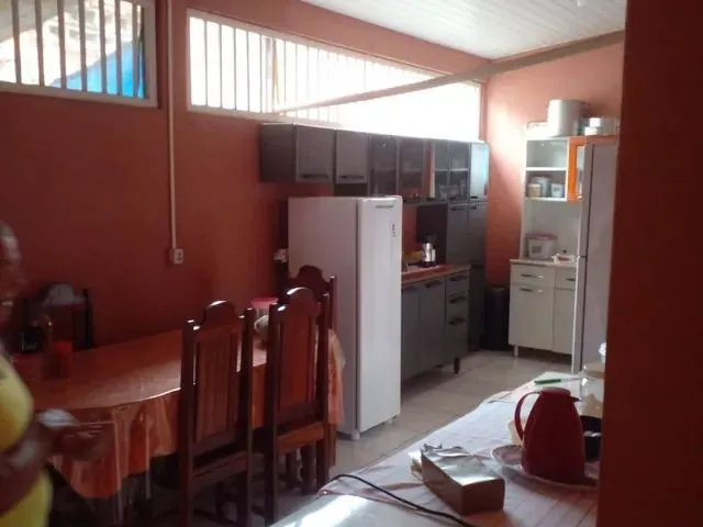 Imagem: A casa possui 5 Dormitórios, 1 Suíte, 2 Banheiros, 2