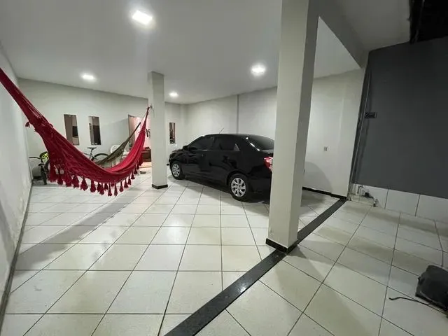 Imagem: A casa possui 4 Dormitórios, 2 Suítes, 4 Banheiros, 4 Vagas