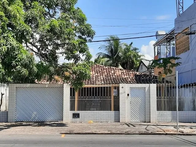Imagem: O terreno possui 2 Dormitórios, 2 Suítes, 450m² de Área