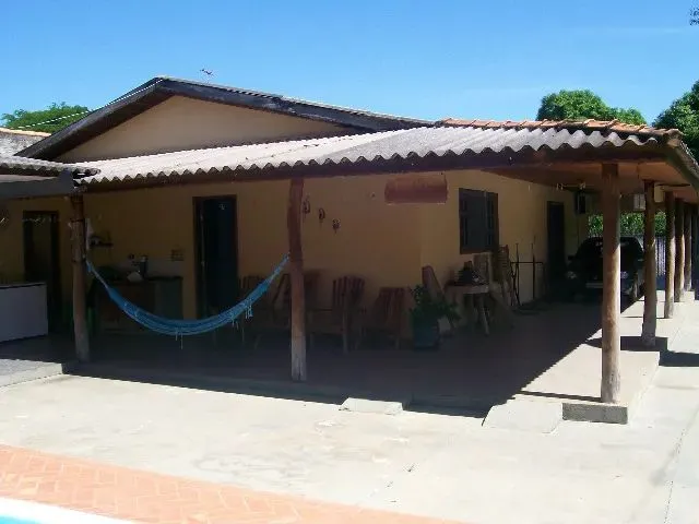 Imagem: A casa possui 4 Dormitórios, 1 Suíte, 3 Banheiros, 4