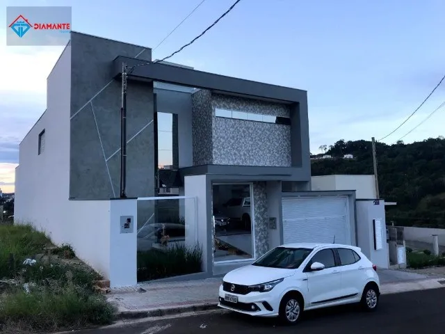Imagem: A casa possui 4 Dormitórios, 1 Suíte, 4 Banheiros, 4
