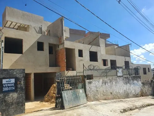 Imagem 1: Casa Geminada com Entrada Individual e 3 Quartos, Suíte e 2 Vagas no Bairro Planalto