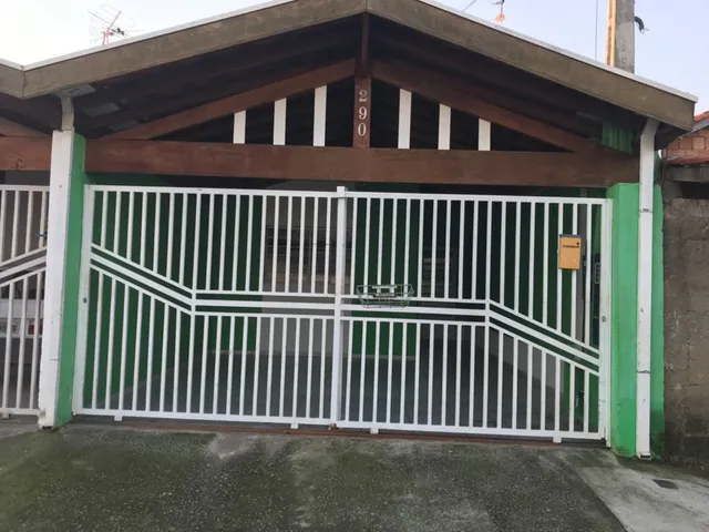 Imagem: A casa possui 2 Dormitórios, 1 Suíte, 2 Banheiros, 2