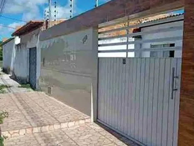 Imagem: A casa possui 2 Dormitórios e está localizado em