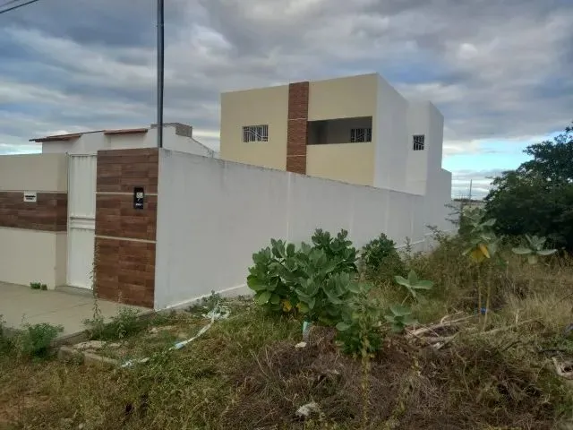 Imagem: A casa possui 4 Dormitórios, 1 Suíte, 2 Banheiros, 5