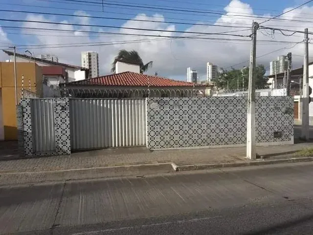 Imagem: Casa Grande com 4 Quartos e 1 Casa Pequena