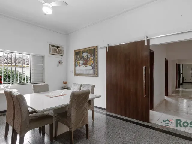 Imagem 4: Imóvel Amplo à Venda para Fins Residencial e Comercial, com 4 Quarto(s), sendo 1