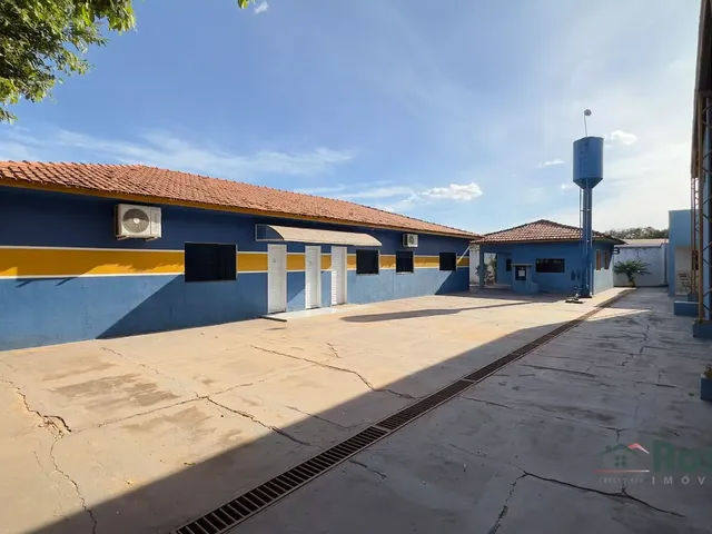 Imagem 7: Amplo Prédio Comercial com 5 Galpões, Sala de Reuniões, Refeitório e estacioamento