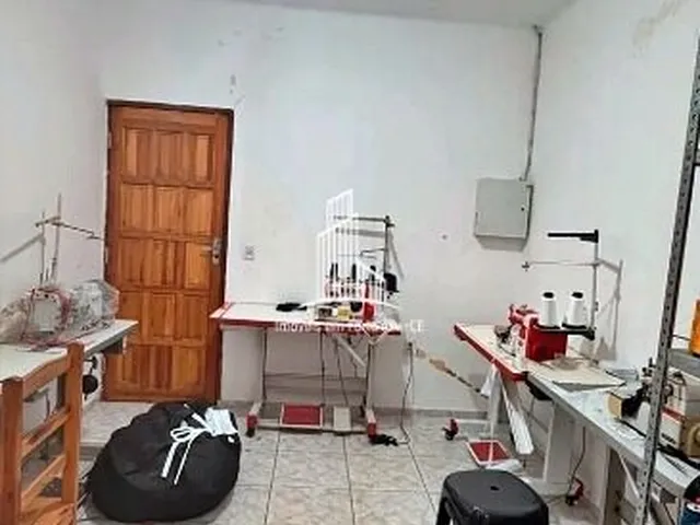 Imagem: A casa possui 4 Dormitórios, 2 Banheiros, 2 Vagas na