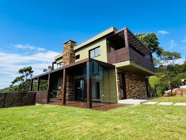 Imagem: A casa possui 3 Dormitórios, 1 Suíte, 2 Banheiros, 3