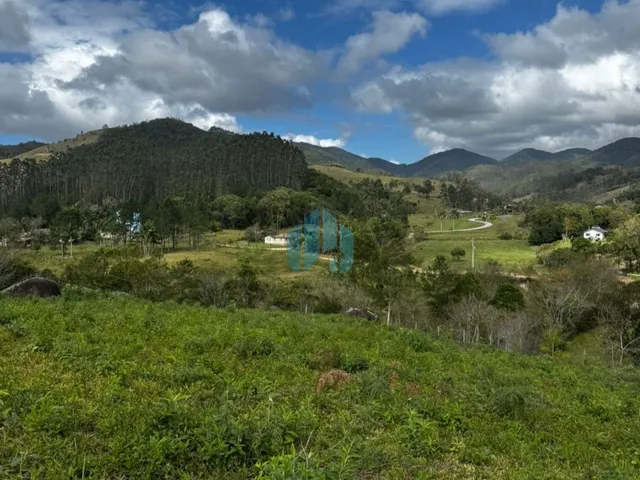 Imagem: Amplo Terreno, Águas Mornas