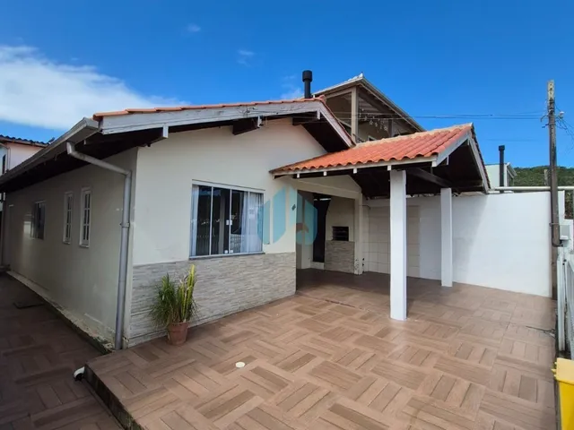 Imagem: A casa possui 3 Dormitórios, 2 Banheiros, 1 Vaga na