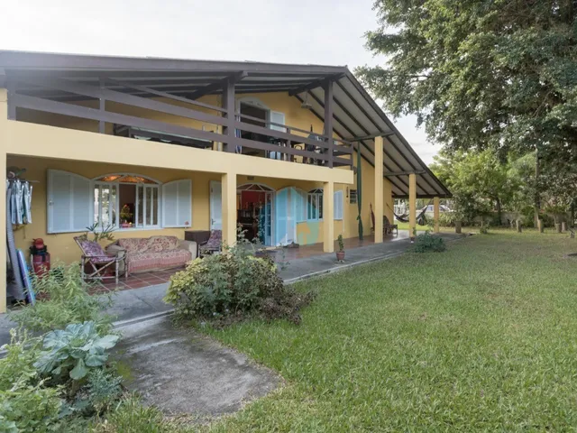 Imagem: A casa possui 5 Dormitórios, 2 Suítes, 3 Banheiros, 1