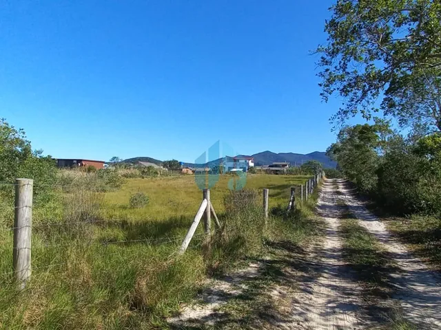 Imagem 1: Amplo Terreno com Acesso à Lagoa da Ibiraquera, Próx. às Praias do Rosa e Ouvidor!