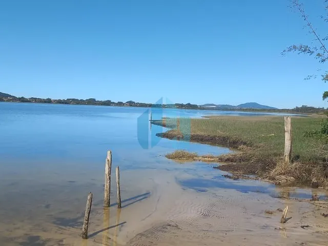Imagem 2: Amplo Terreno com Acesso à Lagoa da Ibiraquera, Próx. às Praias do Rosa e Ouvidor!