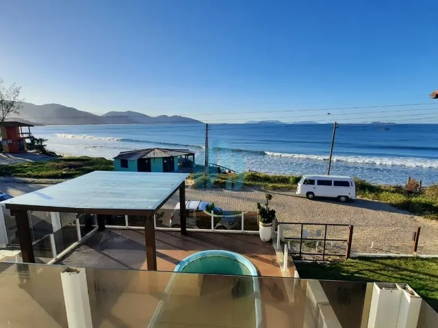 Imagem: Linda Casa a Beira Mar, de Alto Padrão