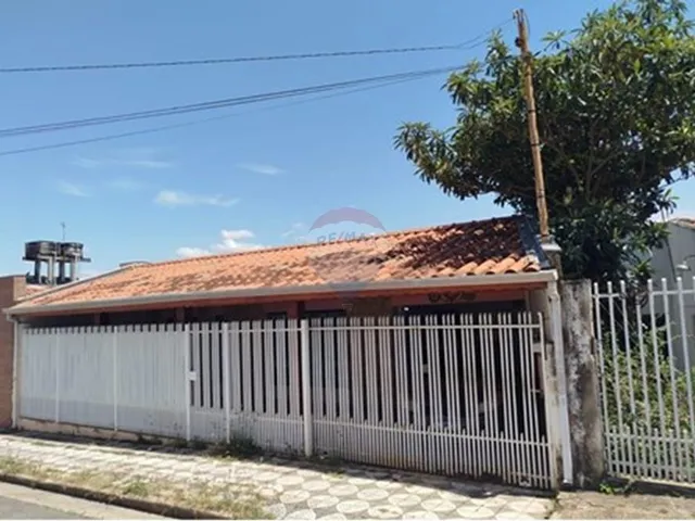 Imagem: A casa possui 4 Dormitórios, 1 Suíte, 1 Banheiro, 5 Vagas