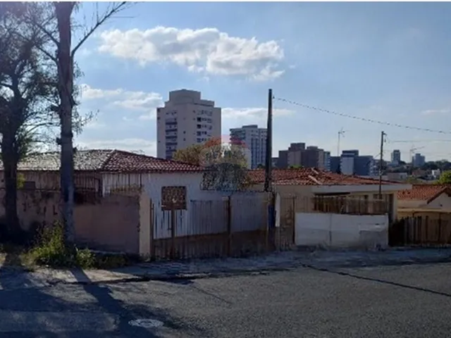 Imagem: A casa possui 5 Dormitórios, 1 Suíte, 5 Banheiros, 2