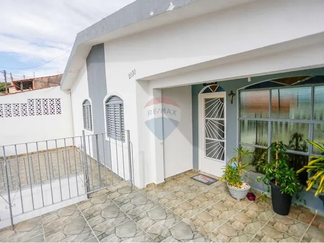 Imagem: A casa possui 4 Dormitórios, 1 Suíte, 2 Banheiros, 1 Vaga
