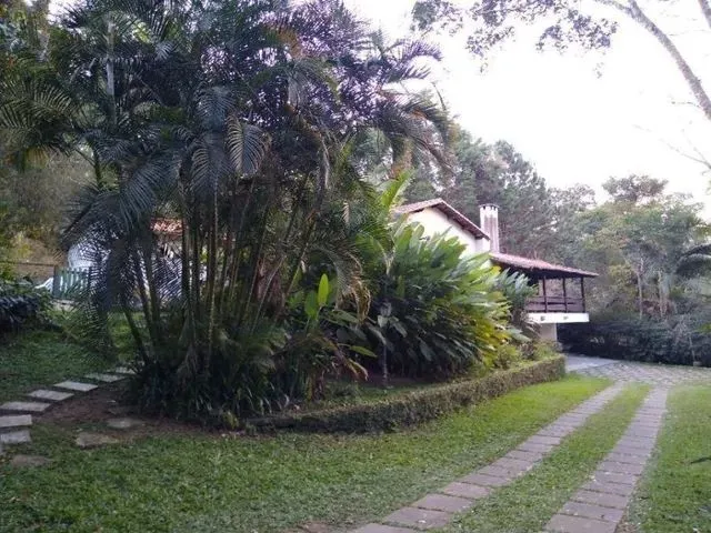 Imagem: A casa possui 5 Dormitórios, 5 Banheiros, 1 Vaga na