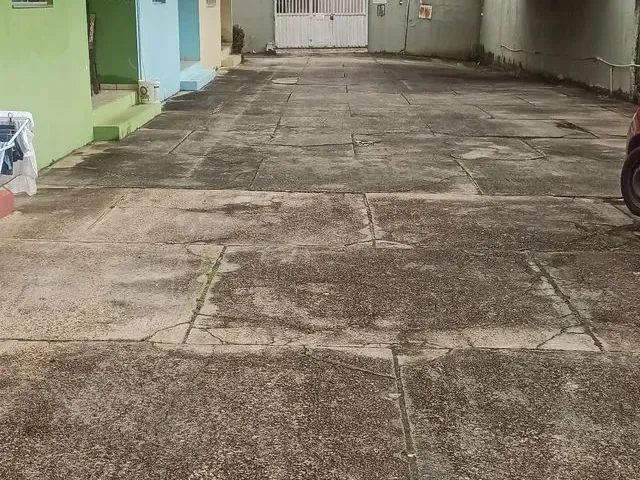 Imagem: A casa possui 2 Dormitórios, 1 Banheiro, 2 Vagas na