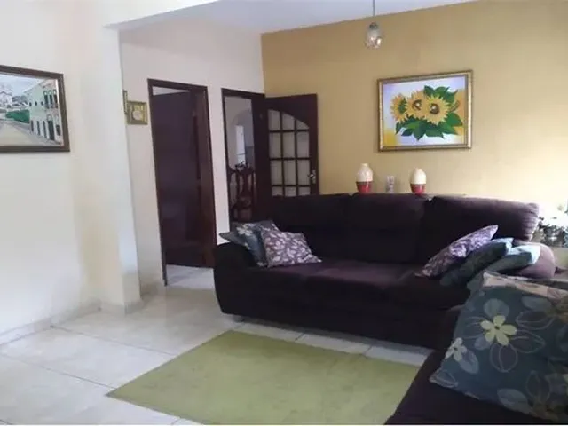 Imagem: A casa possui 3 Dormitórios, 2 Banheiros, 3 Vagas na