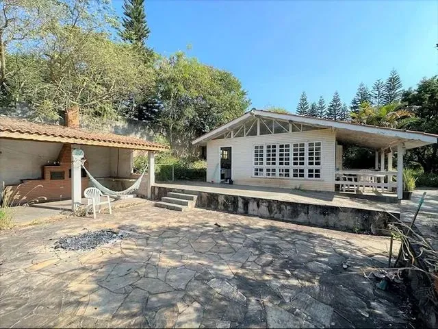 Imagem: A casa possui 3 Dormitórios, 1 Suíte, 3 Banheiros, 5