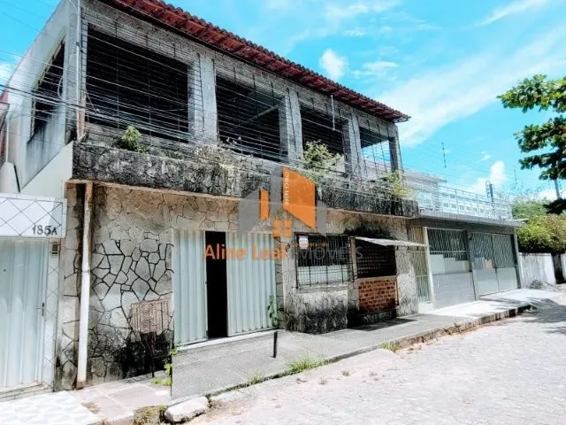 Imagem: A casa possui 5 Dormitórios, 1 Suíte, 3 Banheiros, 2