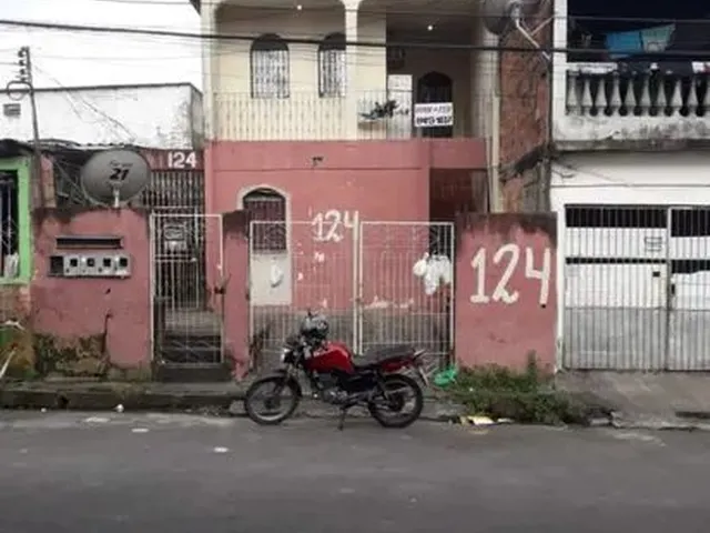 Imagem: A casa possui 4 Dormitórios, 4 Banheiros, 1 Vaga na