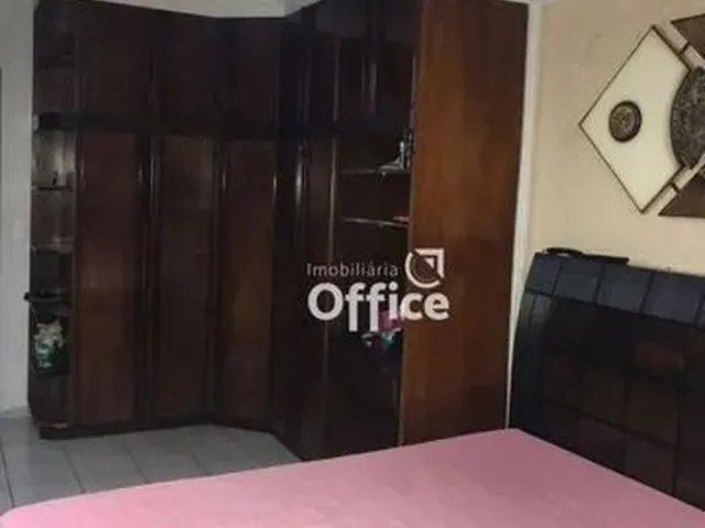 Imagem: O apartamento possui 3 Dormitórios, 1 Suíte, 1 Banheiro,