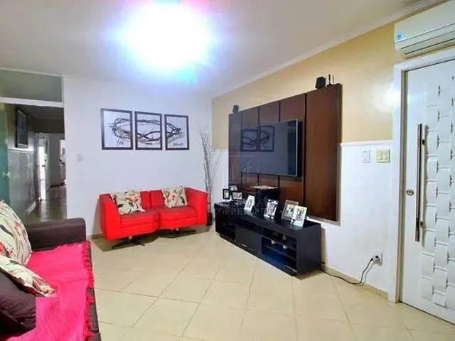 Imagem: A casa possui 3 Dormitórios, 2 Banheiros, 2 Vagas na