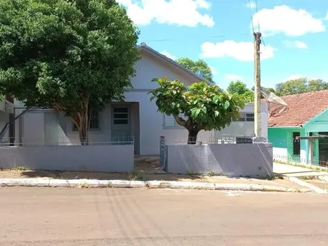 Imagem: Linda Casa com Uma Bela Sombra e Árvores