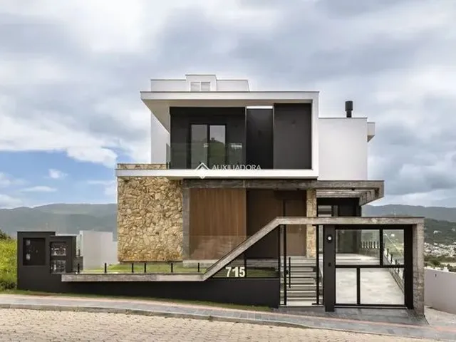 Imagem: A casa possui 4 Dormitórios, 4 Suítes, 2 Banheiros,