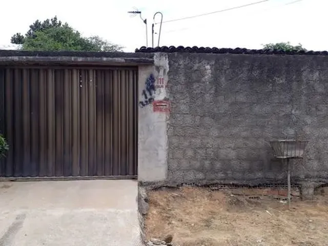 Imagem: A casa possui 3 Dormitórios, 1 Banheiro, 2 Vagas na