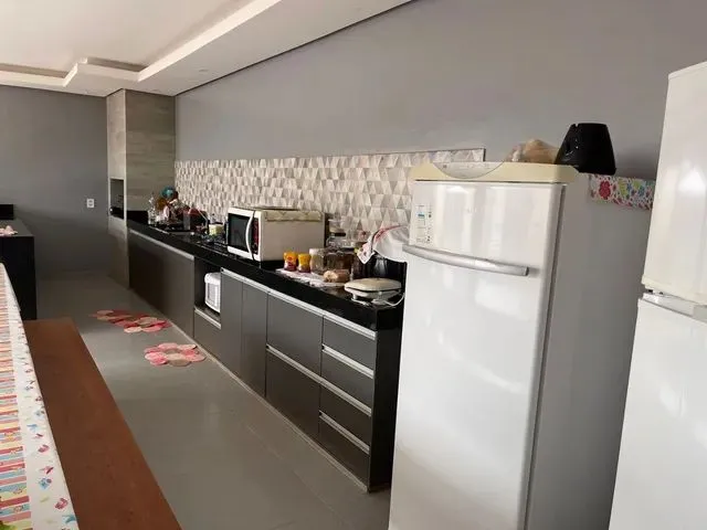 Imagem: A casa possui 3 Dormitórios, 3 Banheiros, 3 Vagas na