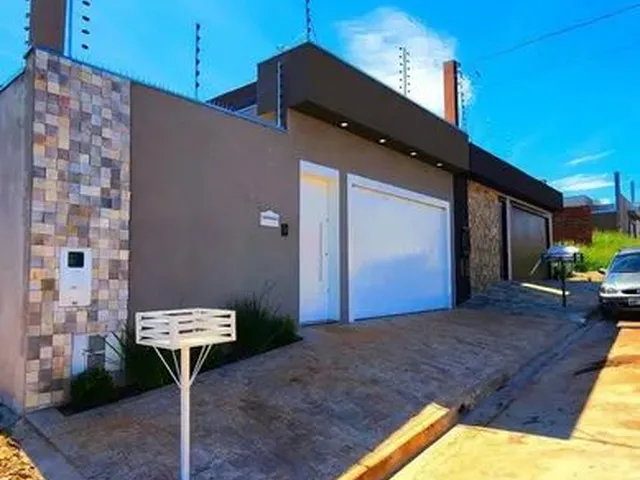 Imagem: A casa possui 3 Dormitórios, 2 Banheiros, 2 Vagas na