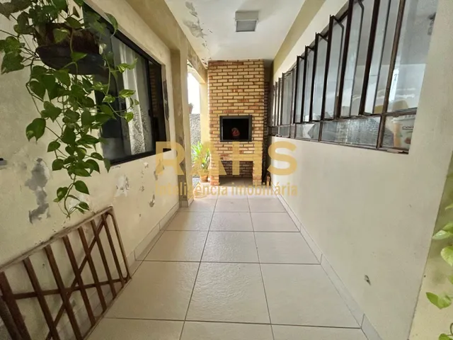 Imagem 6: Casa com 3 quartos sendo 1 suíte, 3 vagas de garagem, área de churrasqueira e amplo