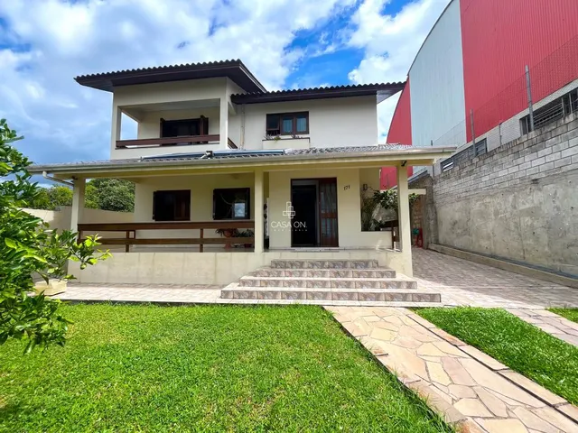 Imagem: A casa possui 4 Dormitórios, 1 Suíte, 4 Banheiros, 4