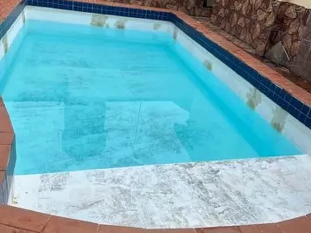 Imagem: A casa possui 2 Dormitórios, 2 Vagas na garagem e está