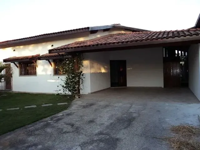 Imagem: A casa possui 3 Dormitórios, 1 Suíte, 2 Banheiros, 265m²