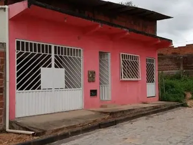 Imagem: A casa possui 3 Dormitórios, 1 Suíte, 2 Banheiros, 1 Vaga