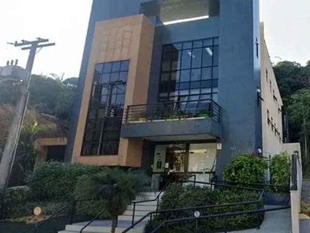 Imagem: O depósito possui 8 Banheiros, 12 Vagas na garagem,