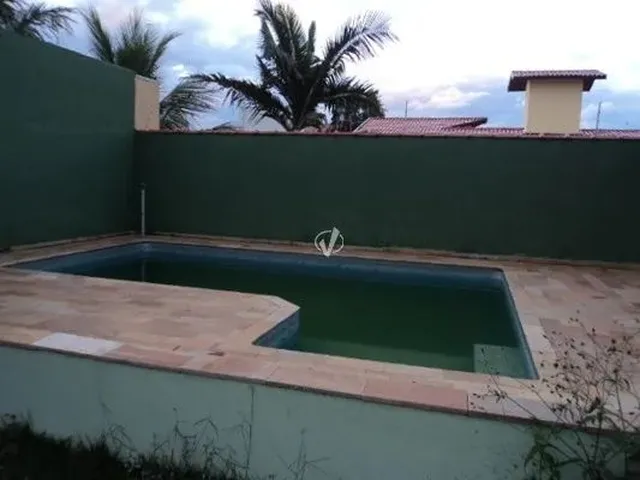 Imagem: A casa possui 4 Dormitórios, 2 Suítes, 3 Banheiros,