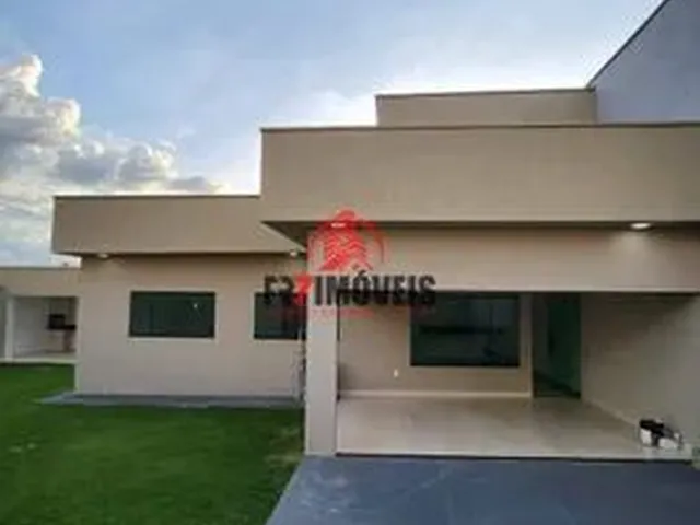 Imagem: A casa possui 3 Dormitórios, 1 Suíte, 1 Banheiro, 4 Vagas