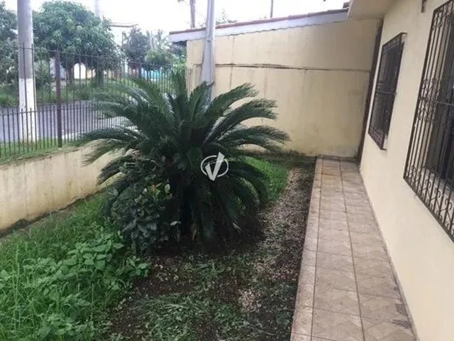 Imagem: A casa possui 4 Dormitórios, 1 Suíte, 4 Banheiros, 5