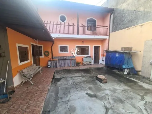 Imagem: A casa possui 5 Dormitórios, 1 Suíte, 3 Banheiros, 1 Vaga