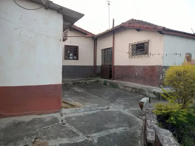 Imagem: A casa possui 5 Dormitórios, 2 Banheiros, 2 Vagas na