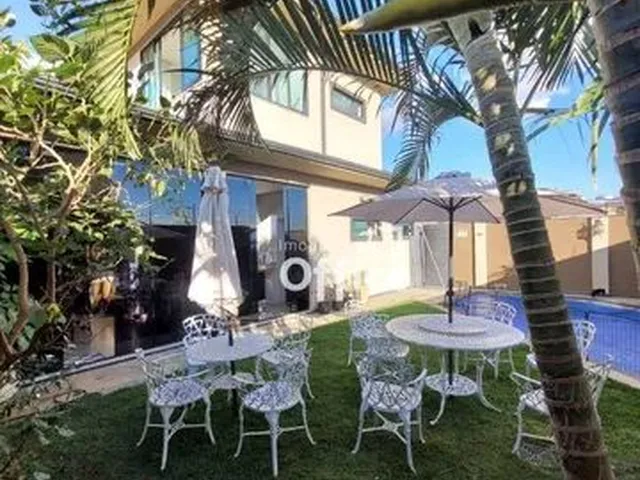 Imagem: A casa possui 4 Dormitórios, 1 Suíte, 2 Banheiros, 2