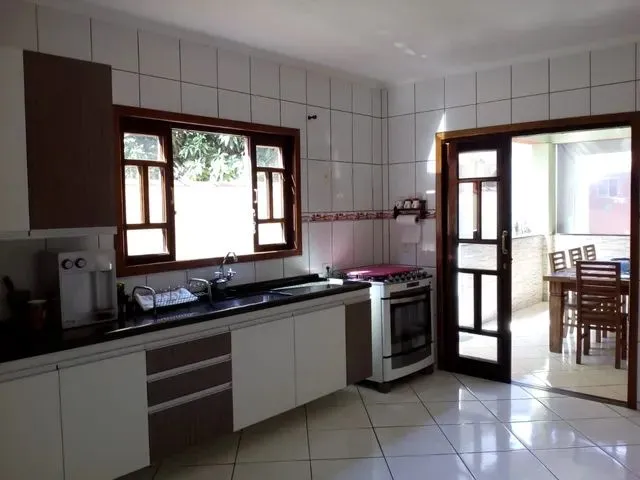 Imagem: A casa possui 3 Dormitórios, 3 Banheiros, 164m² de Área