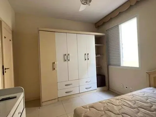 Imagem: Moças Dividem 550Reais Promoção